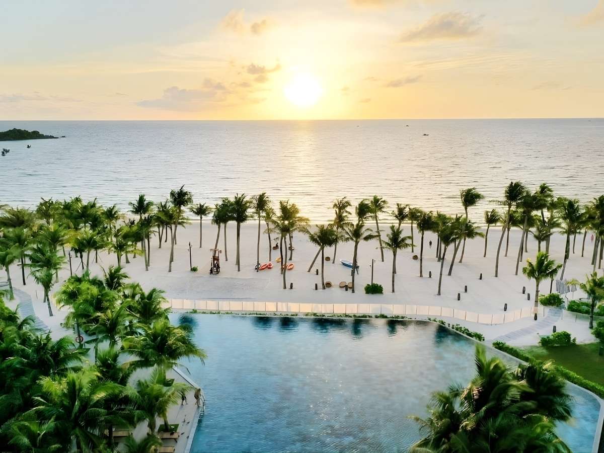 Du khách thư giãn tại bãi biển Hòn Thơm trước khi quay về.