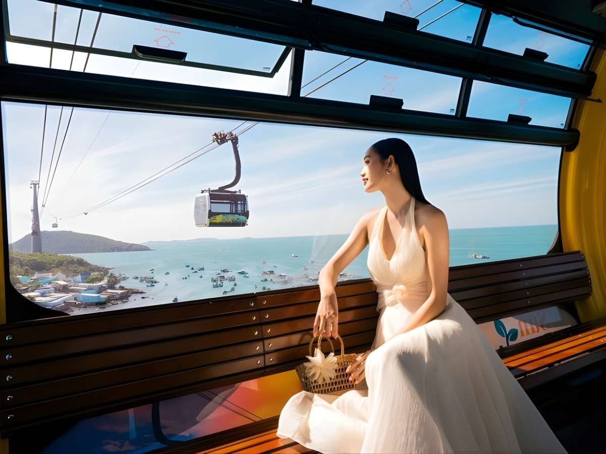 Du khách chọn trang phục sáng màu khi check-in tại Hòn Thơm.