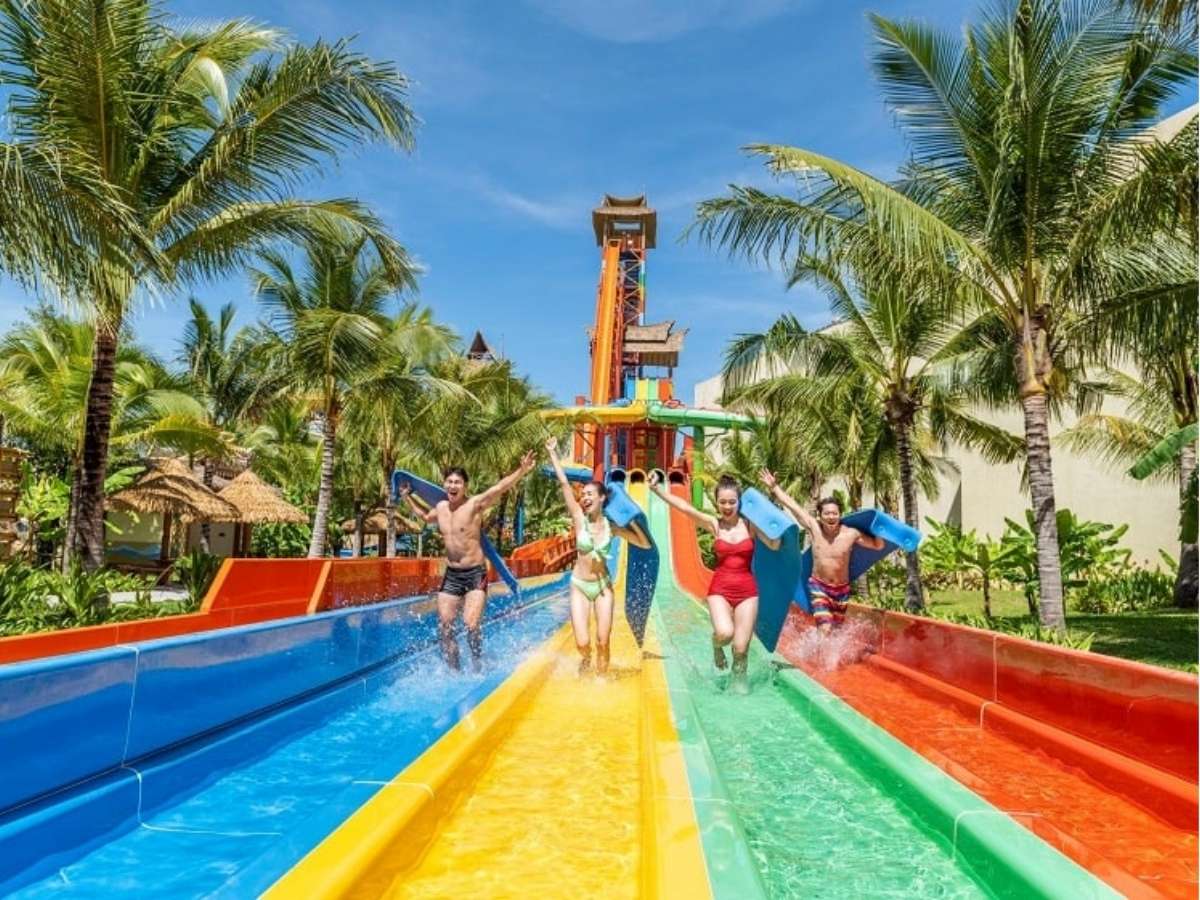 Đồ bơi và trang phục thoải mái khi tham gia trò chơi nước.
