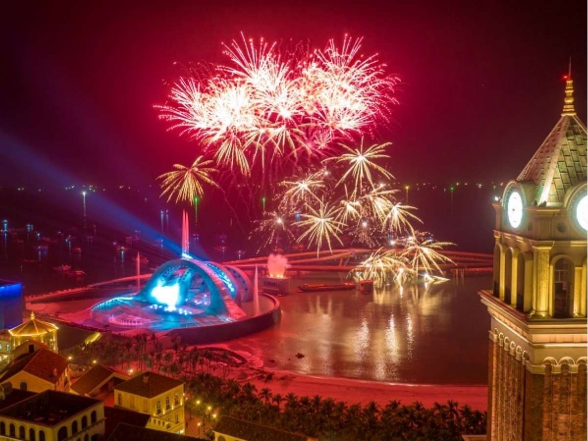 Pháo hoa rực rỡ tại thị trấn Hoàng Hôn.