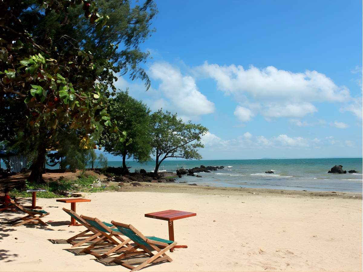 Chụp ảnh tại bãi biển Hòn Thơm với cát trắng và nước xanh. 