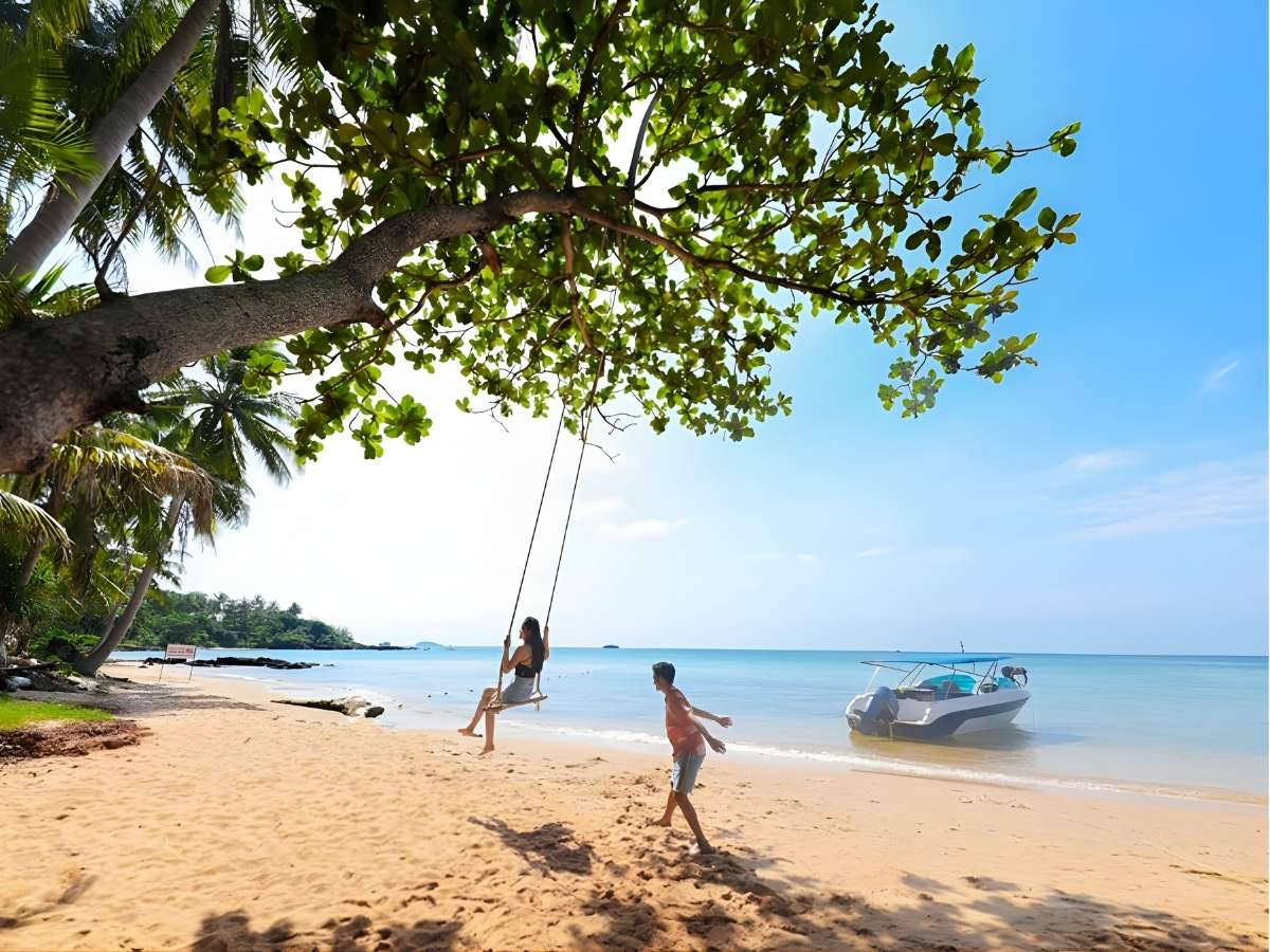 Bố cục ảnh tại Hòn Thơm với nền biển và đường chân trời. 