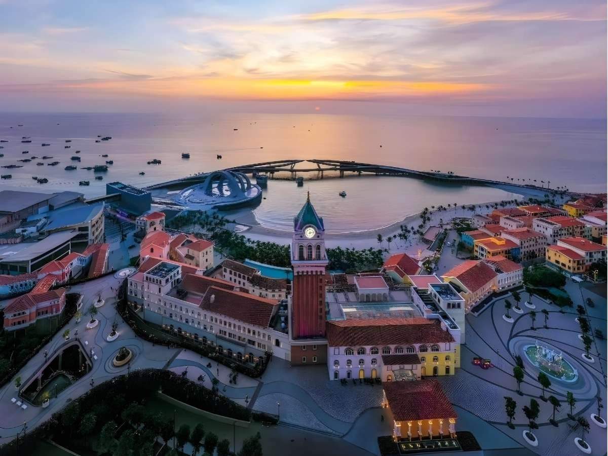 Du khách tham quan Thị trấn Hoàng Hôn và check in tại cầu Hôn
