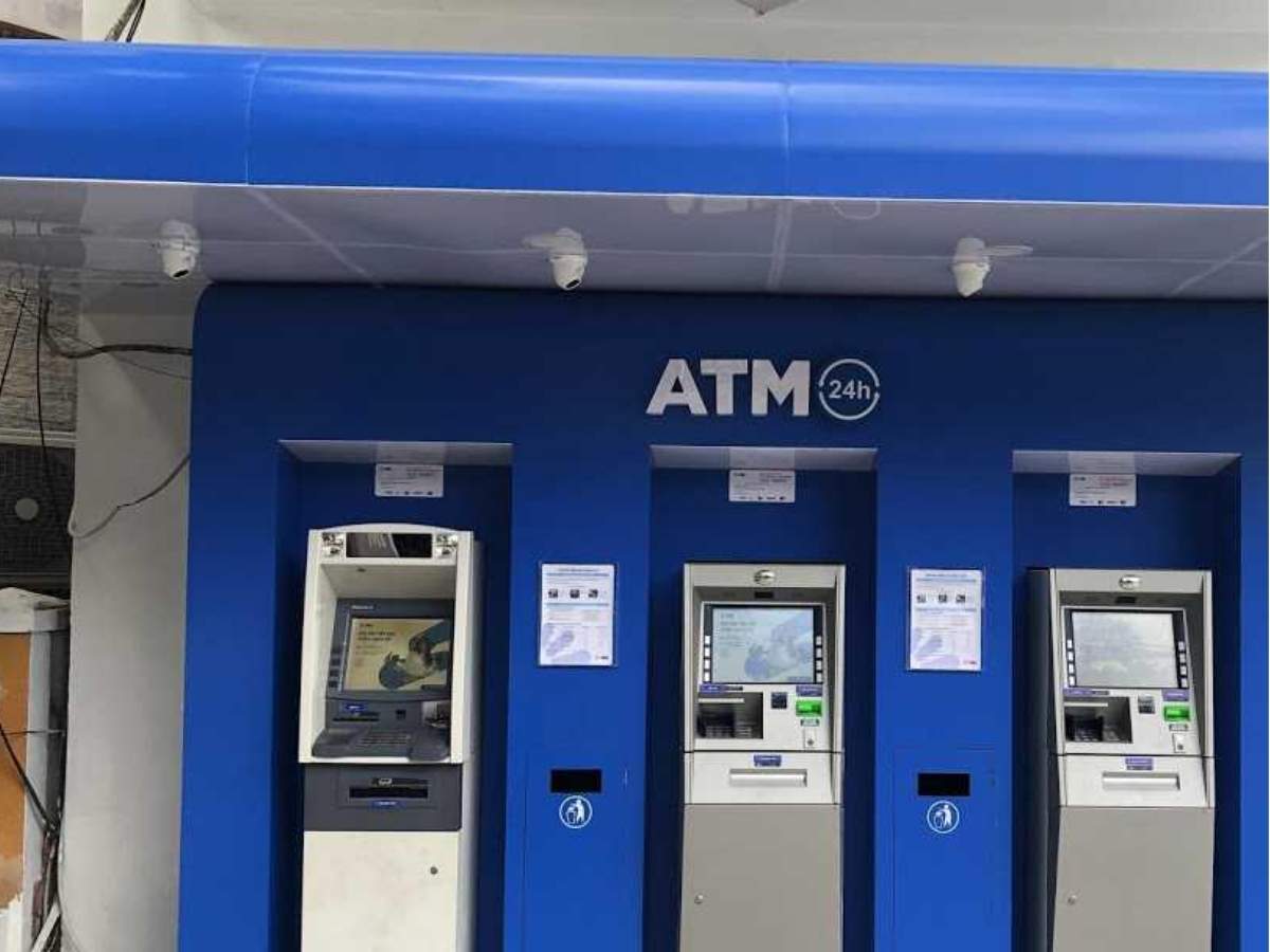 Máy ATM bố trí dọc tuyến đường trung tâm tại Dương Đông. 