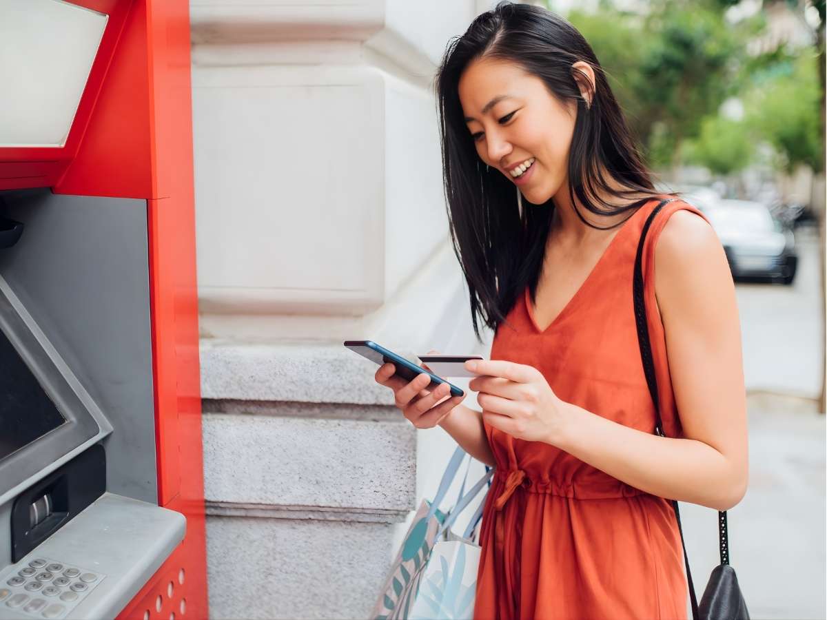 Du khách rút tiền ban ngày tại ATM để đảm bảo an toàn.