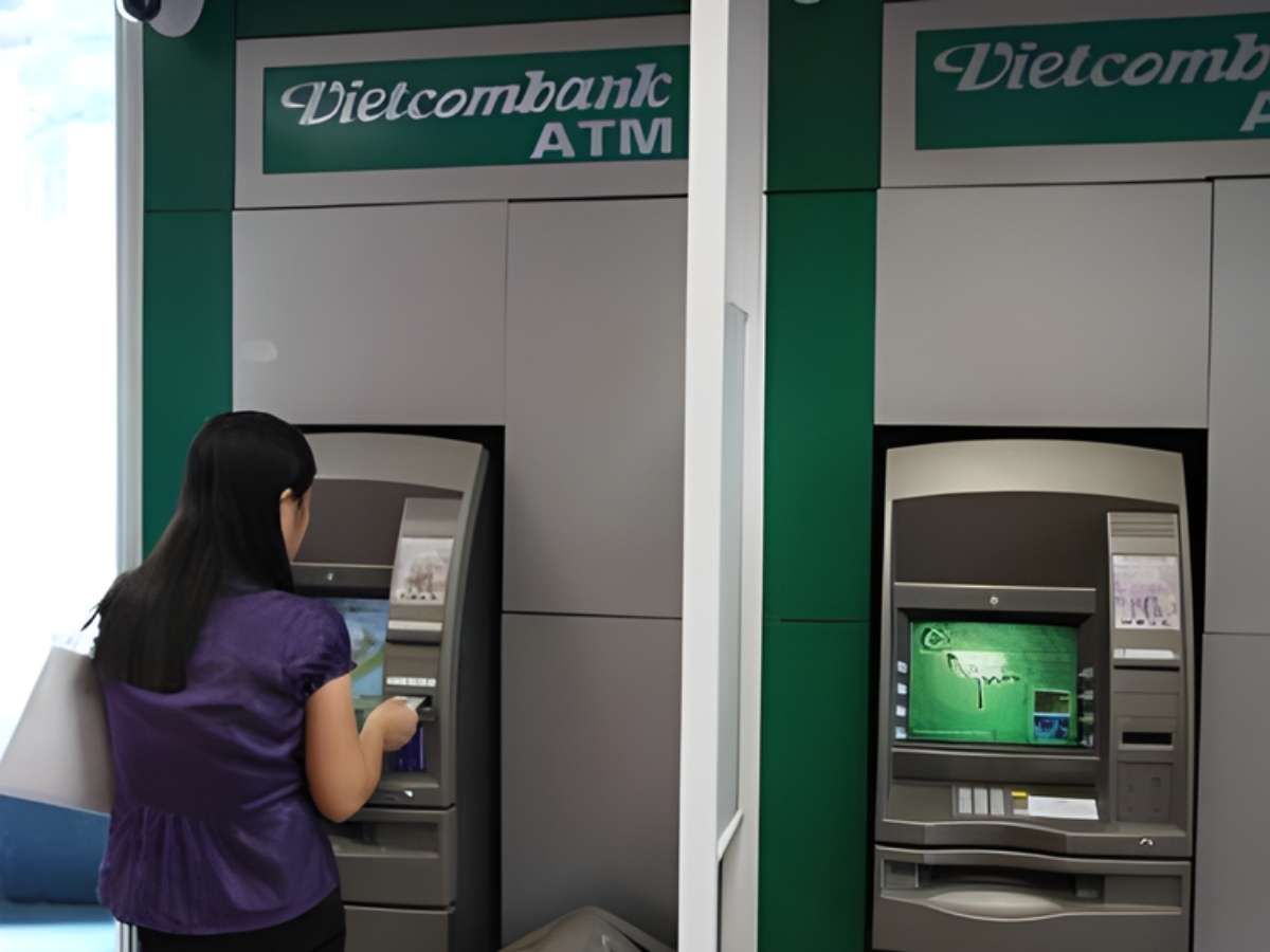 Du khách rút tiền tại ATM gần trung tâm thị trấn