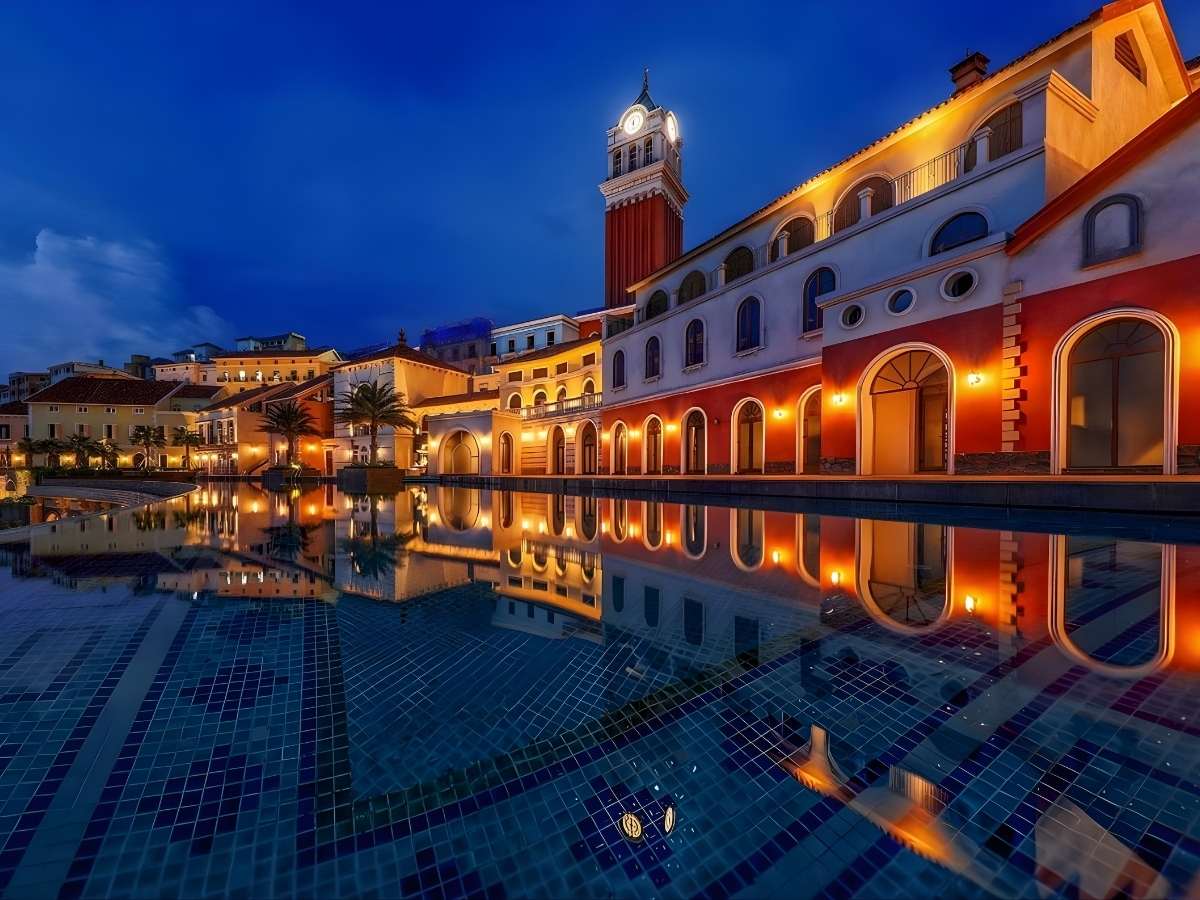 Khách sạn La Festa Phu Quoc Curio Collection by Hilton
