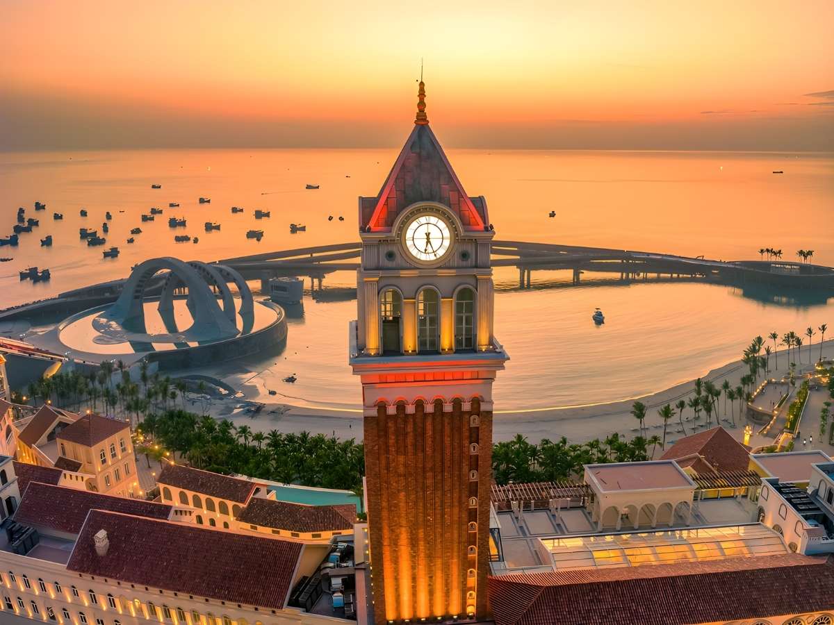 Du khách tham quan Thị trấn Hoàng Hôn đầy lộng lẫ