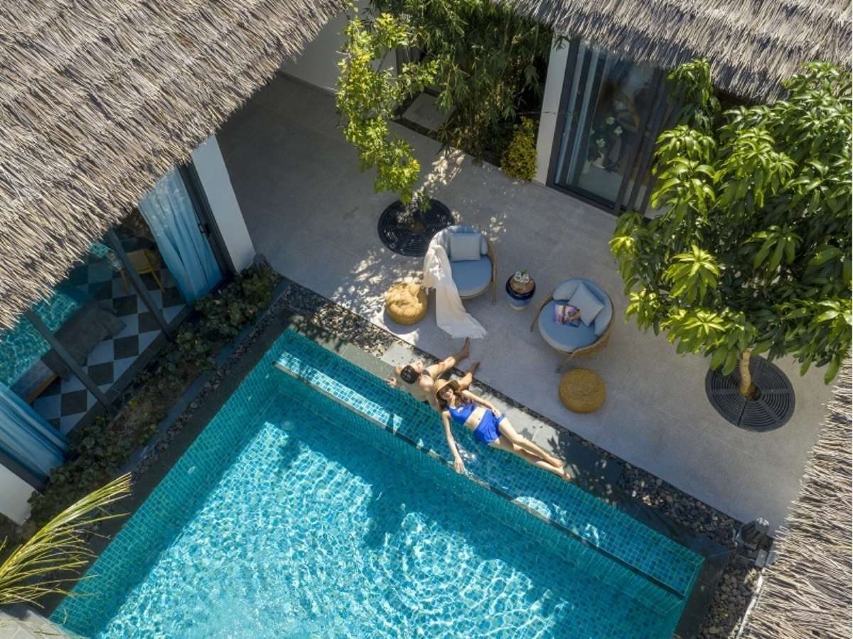 Villa mái lá tại New World Phu Quoc Resort với hồ bơi riêng