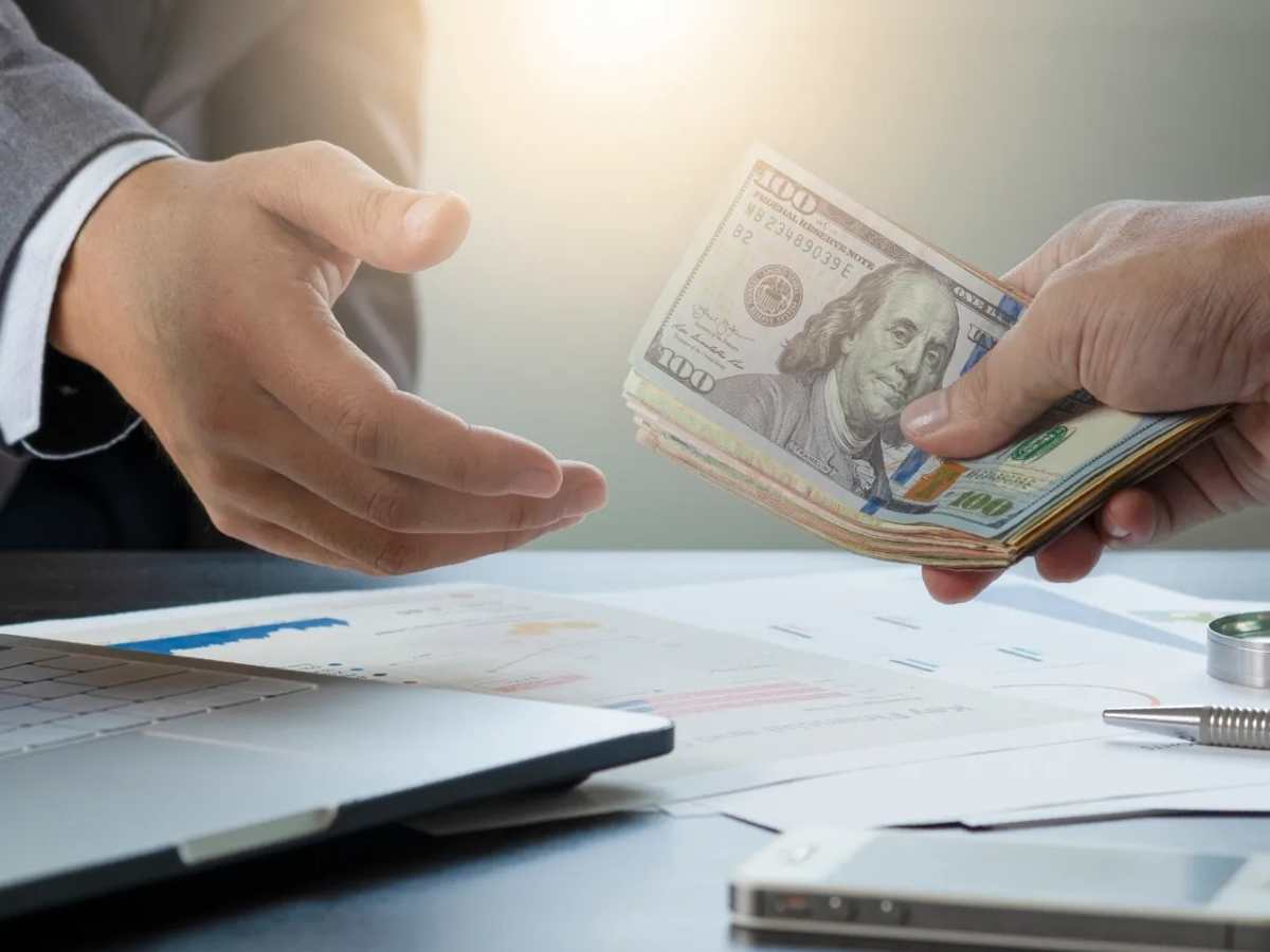 Kiểm tra tỷ giá ngoại tệ tại quầy giao dịch trước khi đổi tiền.
