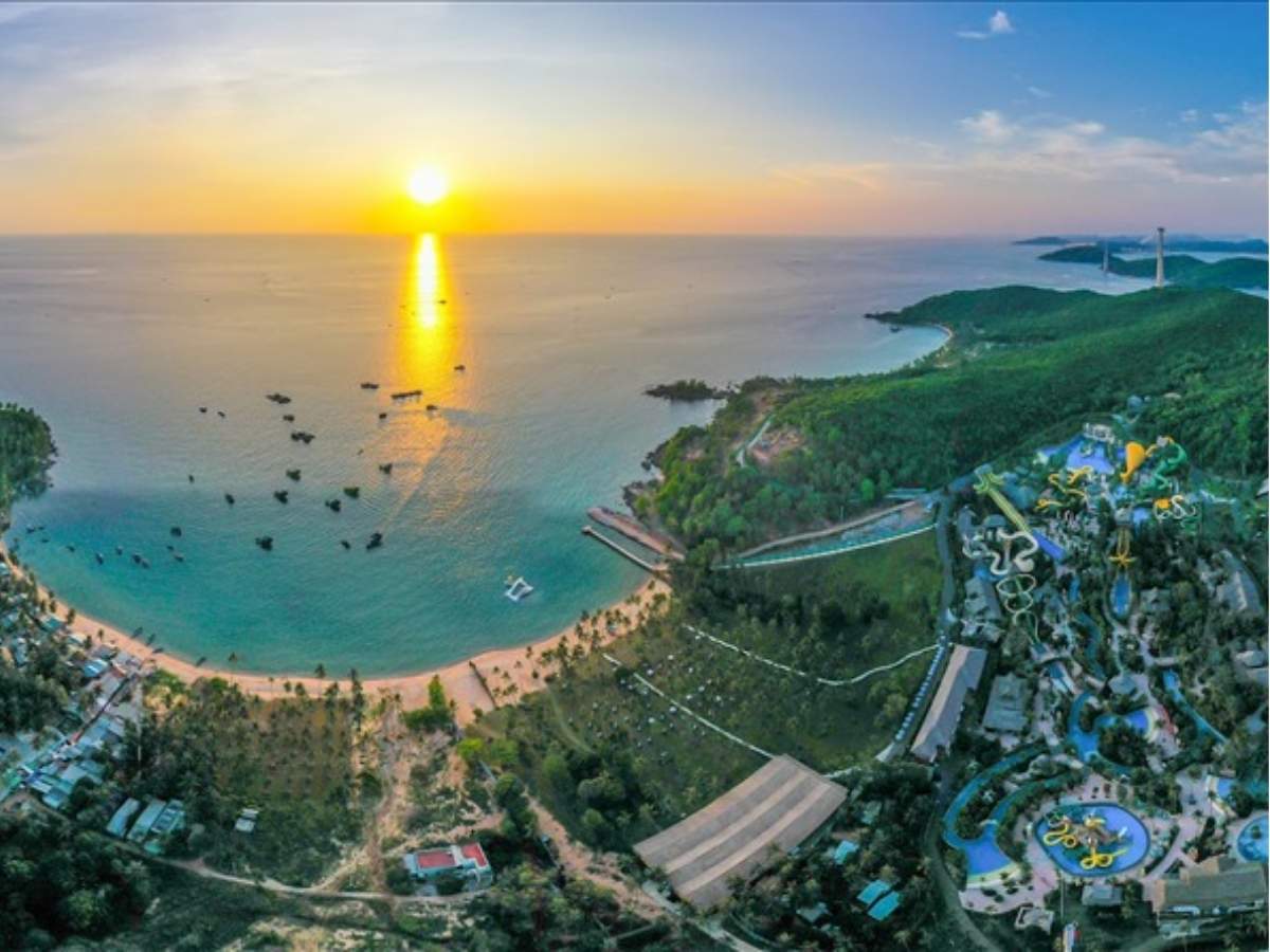 Hòn Thơm là đảo du lịch có thể đổi tiền cho du khách.