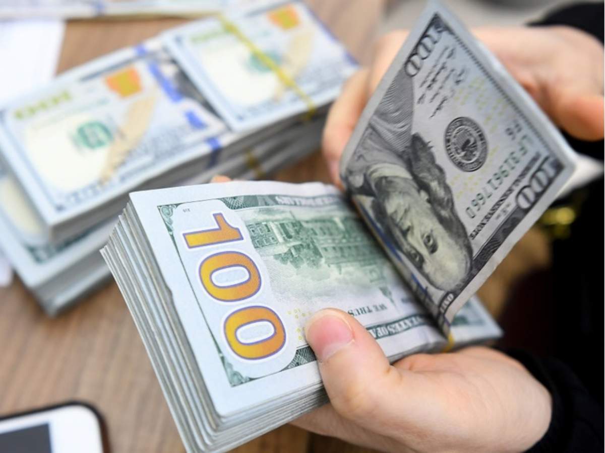 Quầy lễ tân khách sạn hỗ trợ đổi tiền cho du khách quốc tế.