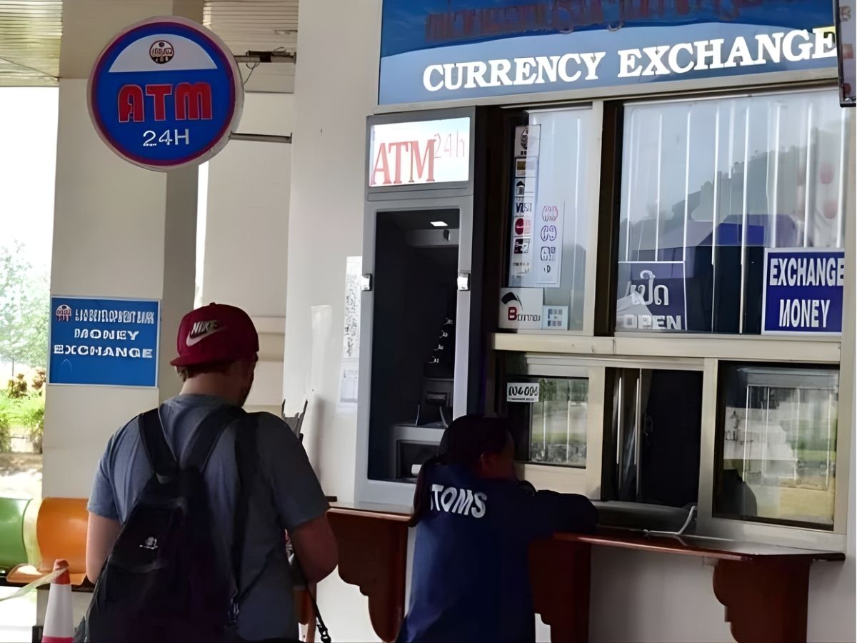 Cảnh báo điểm đổi tiền không phép tại khu du lịch đông khách.