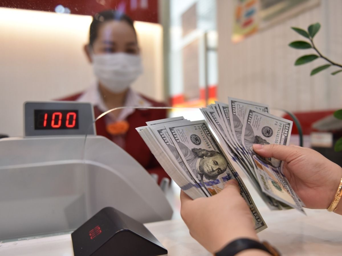 Giao dịch đổi ngoại tệ tại ngân hàng ở Dương Đông.