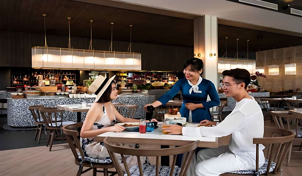 Thực đơn buffet sáng đa dạng với món Việt và món Âu