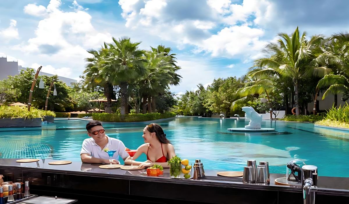 Thưởng thức cocktail tại Pool Bar cạnh hồ bơi trung tâm