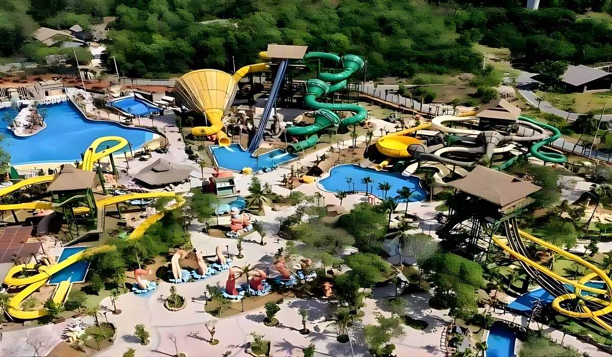 Du khách có thể mở rộng hành trình khám phá với công viên Aquatopia