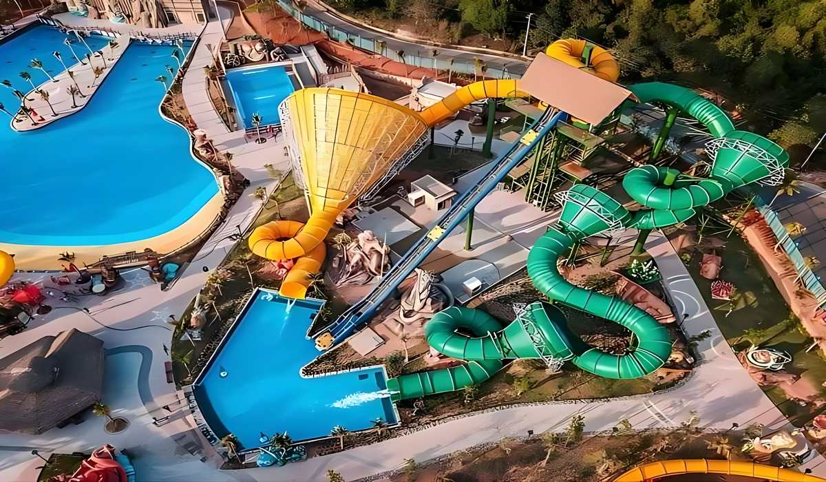 Khách du lịch trải nghiệm máng trượt tại công viên nước Aquatopia