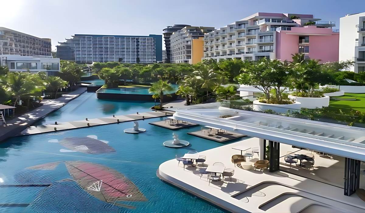 Hồ bơi tràn bờ hướng biển tại Premier Residences Emerald Bay.