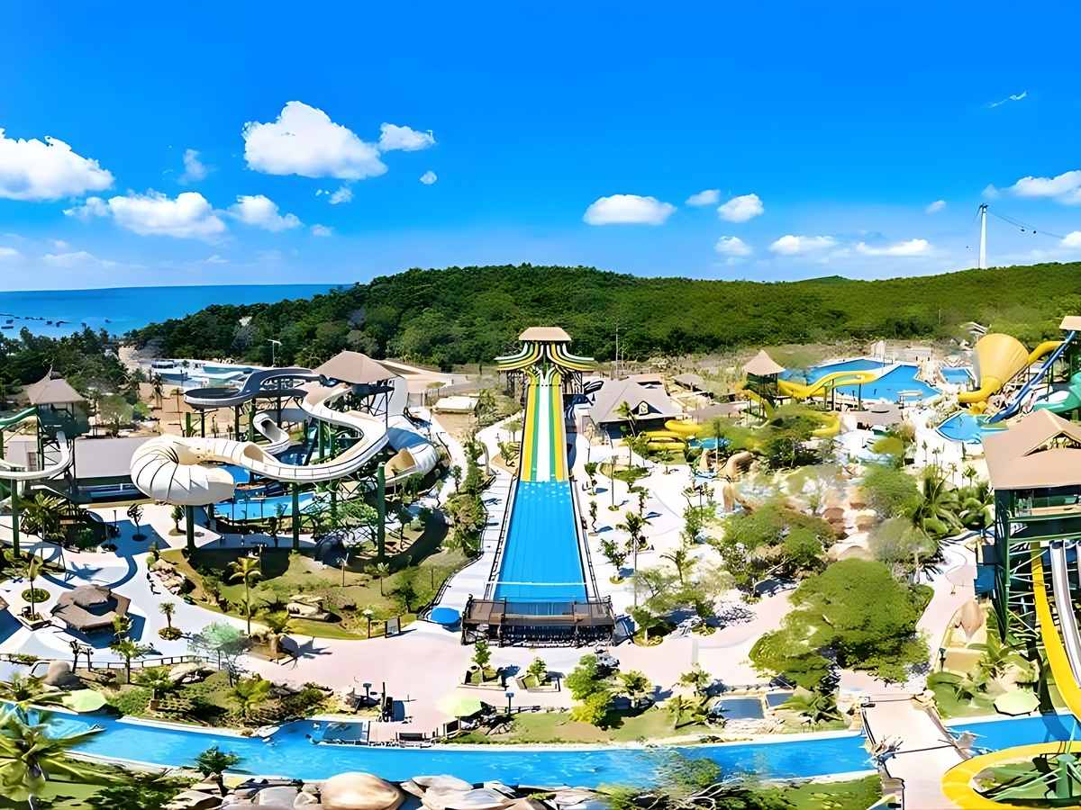 Du khách trải nghiệm trò chơi nước hiện đại tại Aquatopia Sun World Hon Thom