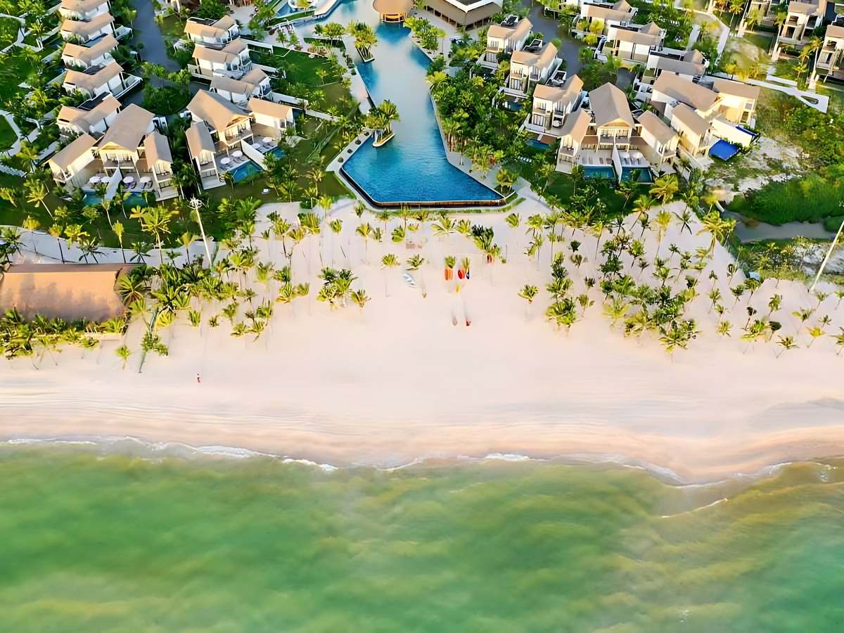 Resort Nam đảo nằm sát biển Bãi Kem với nước xanh trong và cát mịn