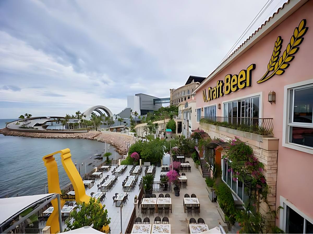  Sunset Town sở hữu vị trí ven biển, tầm nhìn rộng mở hướng biển Tây Nam