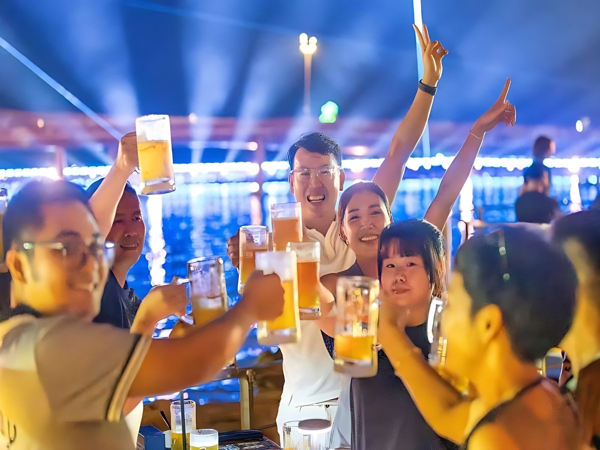  Du khách thưởng thức âm nhạc trực tiếp tại Sunset Town buổi tối cực đã