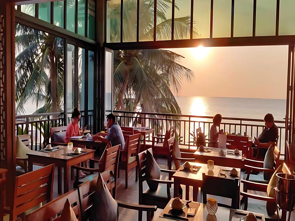 Nhà hàng Xin Chào gần biển, phục vụ đa dạng món ngon cho du khách