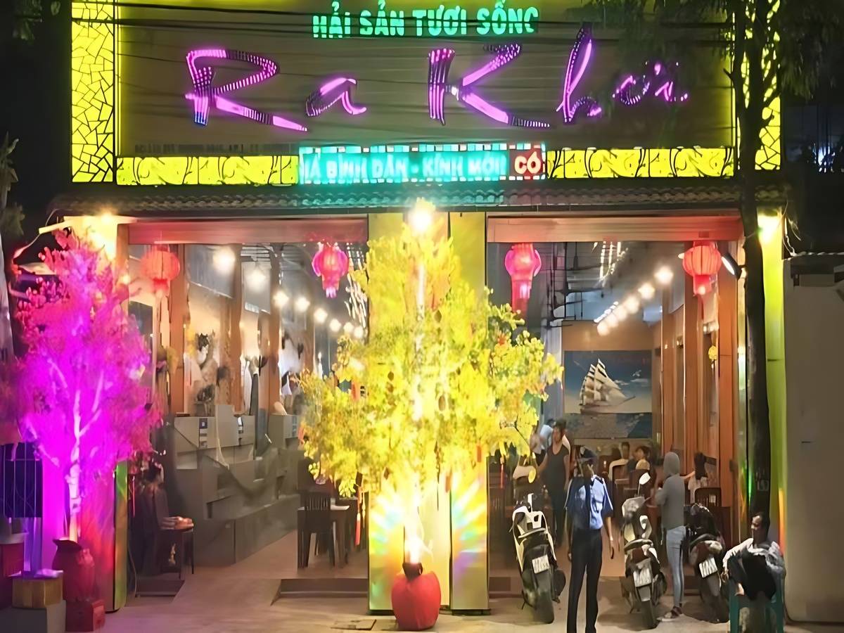Nhà hàng Ra Khơi phục vụ hải sản tươi sống với không gian rộng rãi