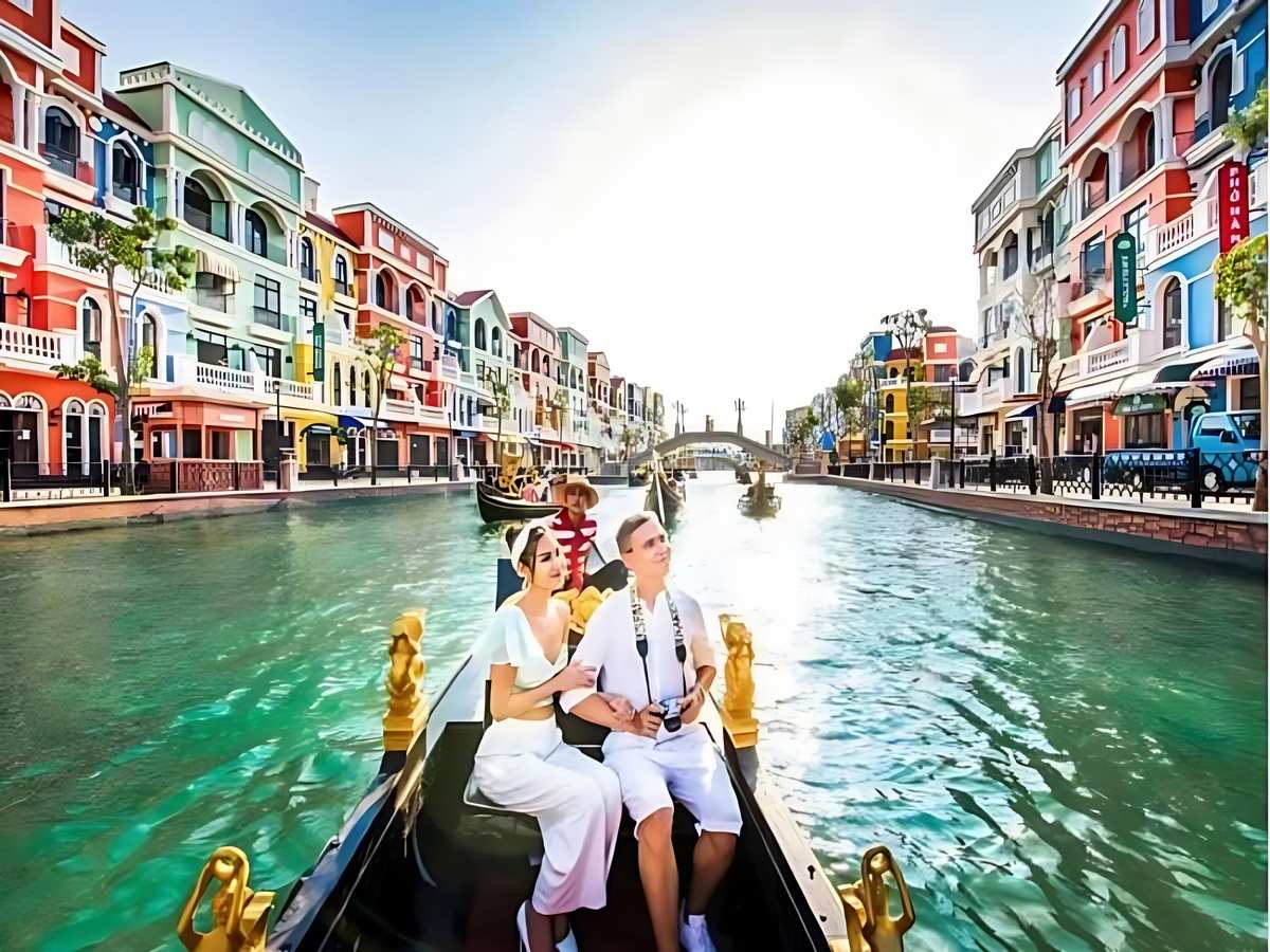 Du khách cân nhắc lựa chọn tour ghép hoặc tour riêng phù hợp nhu cầu
