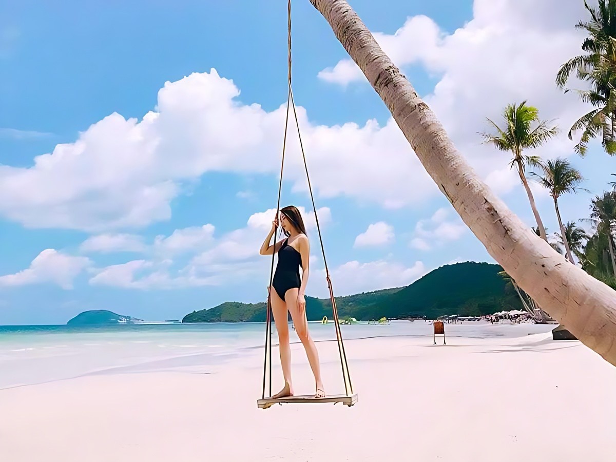 Du khách chụp ảnh check in cầu gỗ, xích đu biển Nam Phú Quốc đẹp