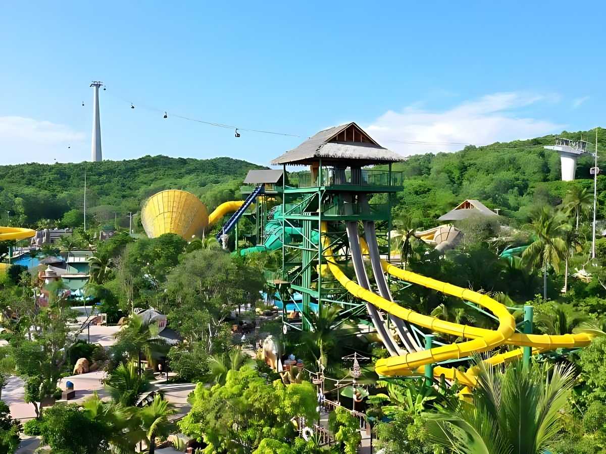 Du khách trải nghiệm công viên nước Aquatopia và cáp treo Hòn Thơm hiện đại