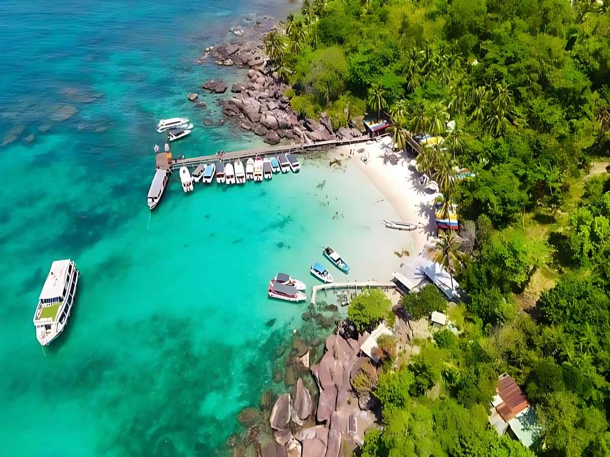 Du khách nên đặt tour sớm để đảm bảo giá được tốt nhất và uy tín