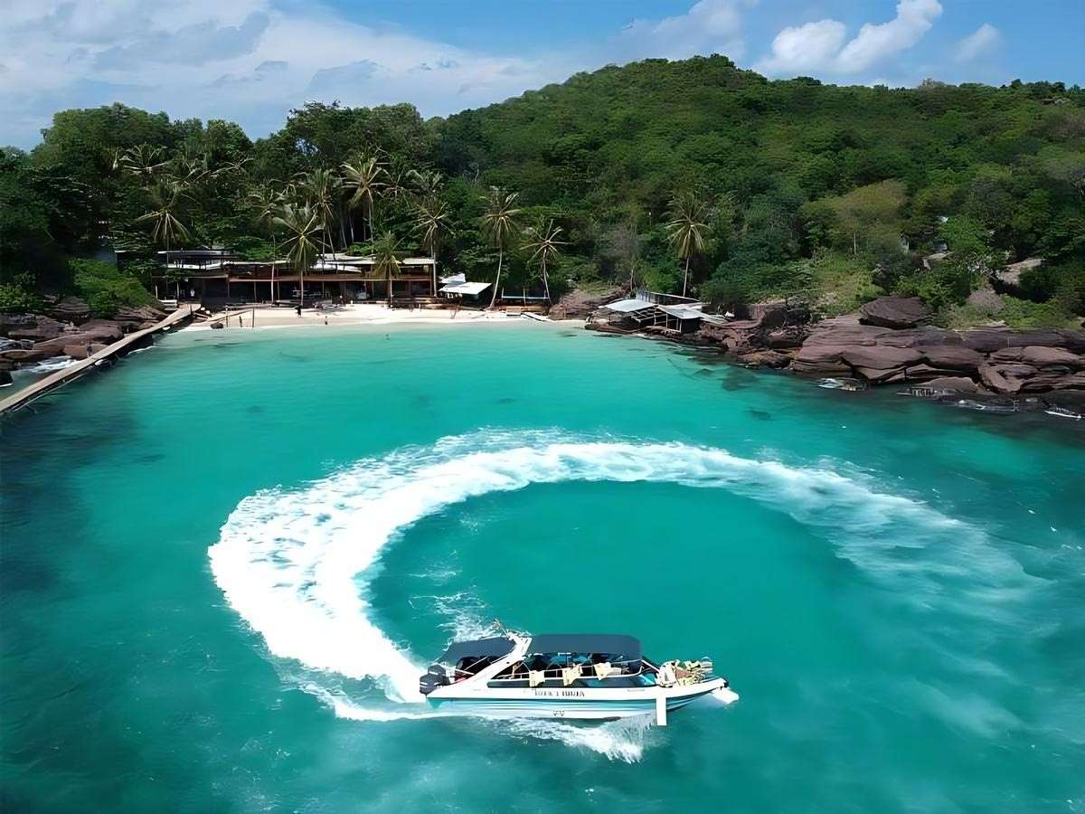 Du khách di chuyển bằng cano giữa các đảo nhanh, an toàn, linh hoạt