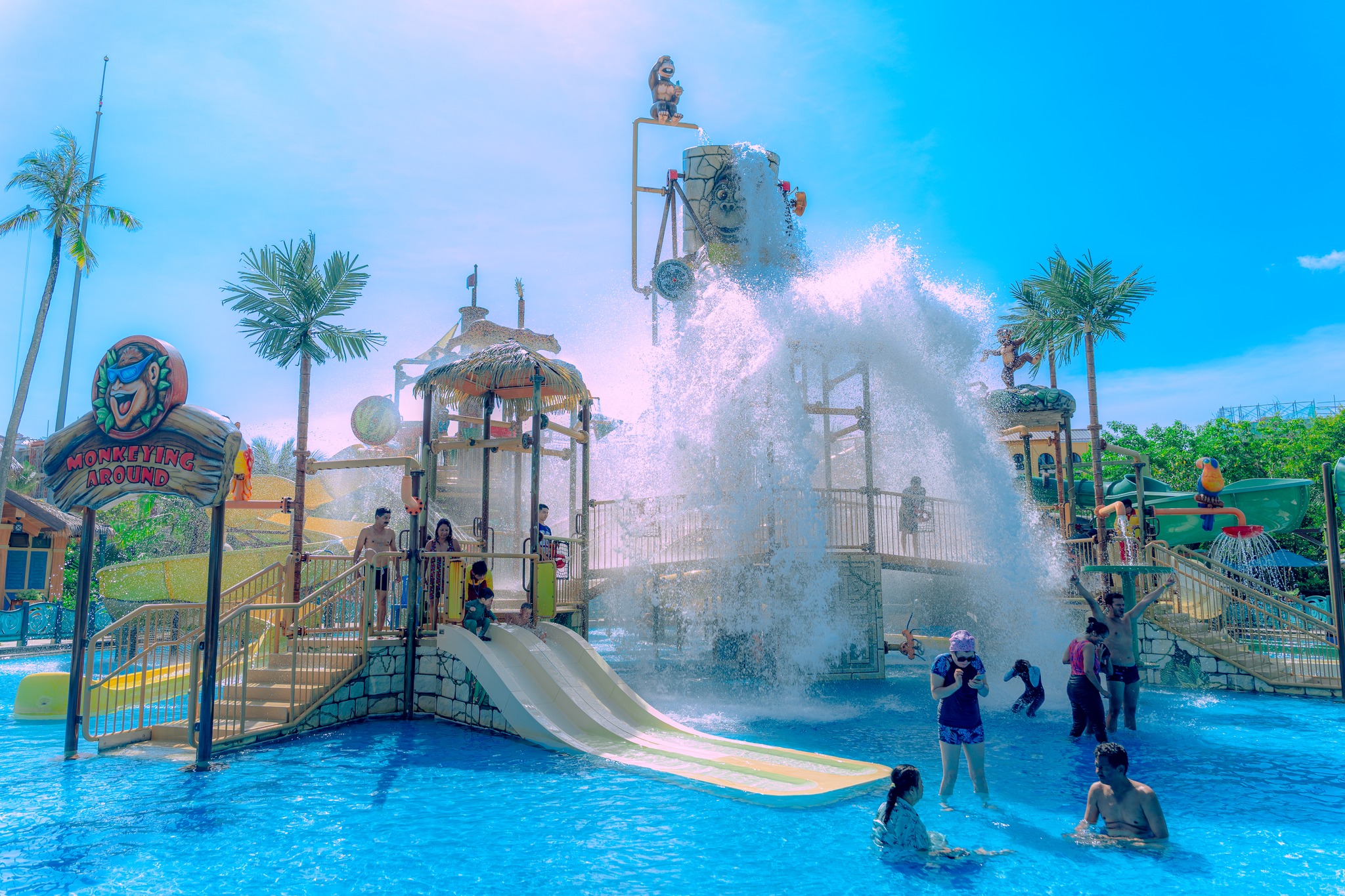 Ngay khi xuống cáp treo, hãy đi bộ ngay vào khu vực công viên nước