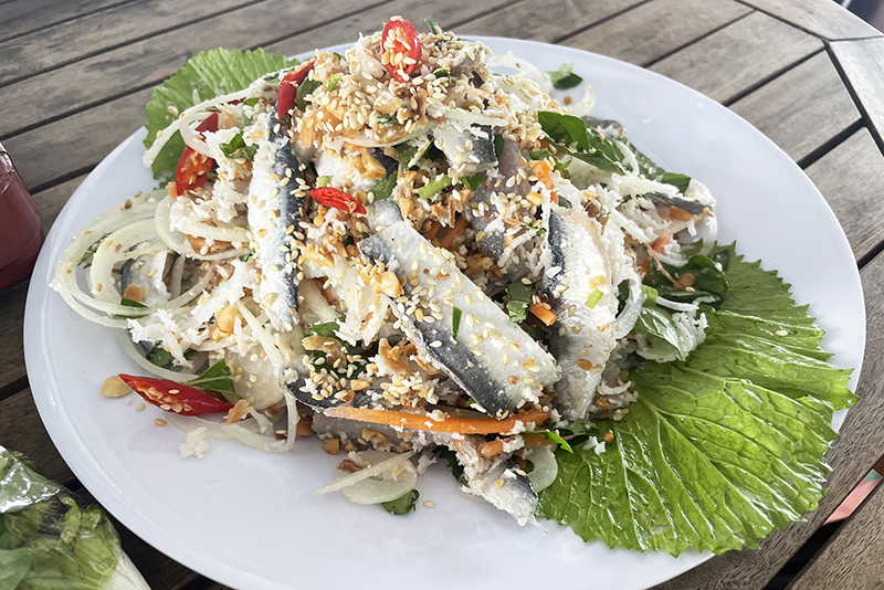 Ăn gỏi cá trích ở Phú Quốc