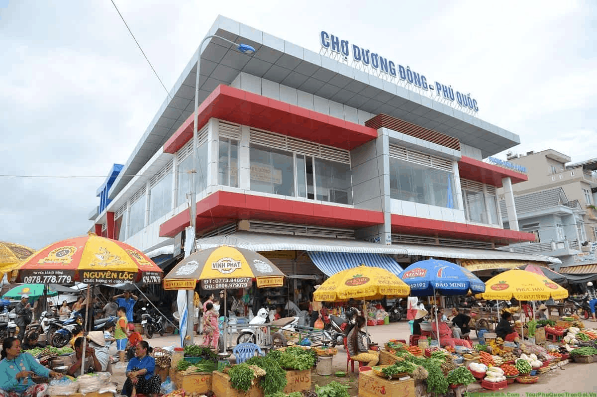 Chợ Dương Đông nhộn nhịp mua bán 