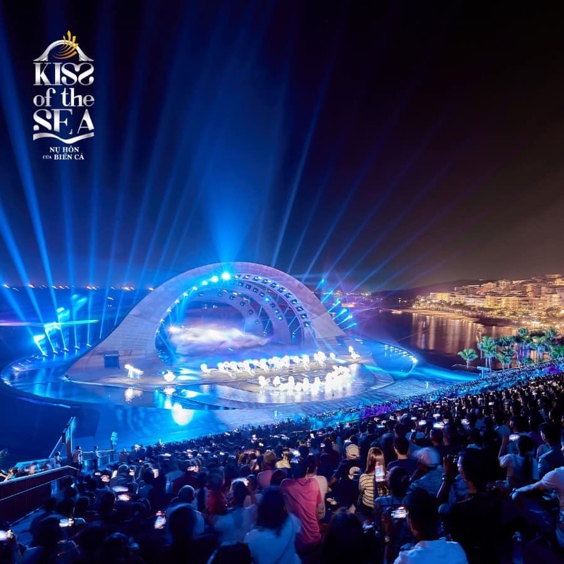 Khán giả thích thú trước màn trình diễn nước và ánh sáng tại show diễn Kiss of the Sea