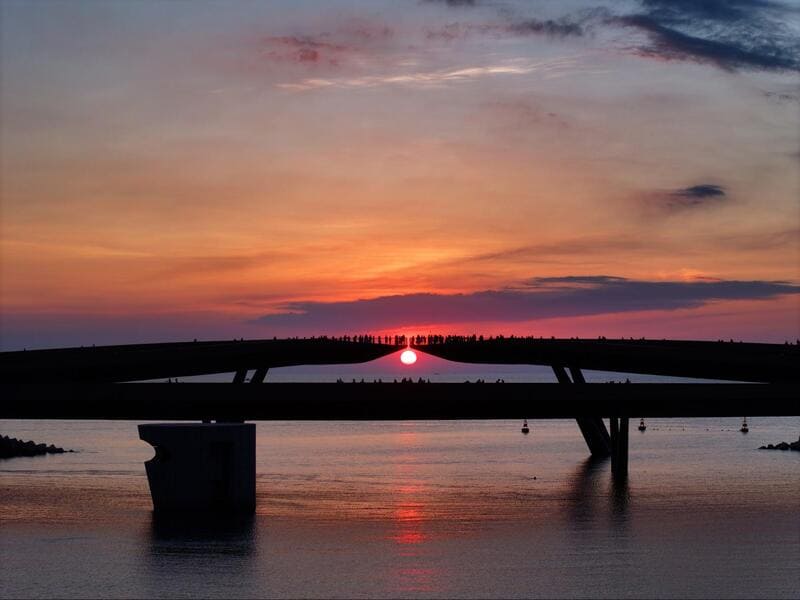 Hoàng hôn chuyển sang màu hồng tím lãng mạn tại Sunset Town