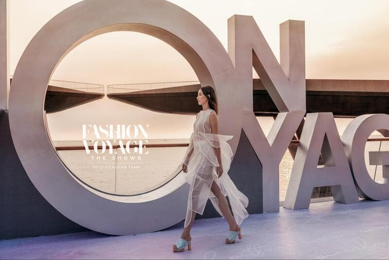 Cầu Hôn - sàn runway lãng mạn bậc nhất Việt Nam nâng tầm cho những BST thướt tha