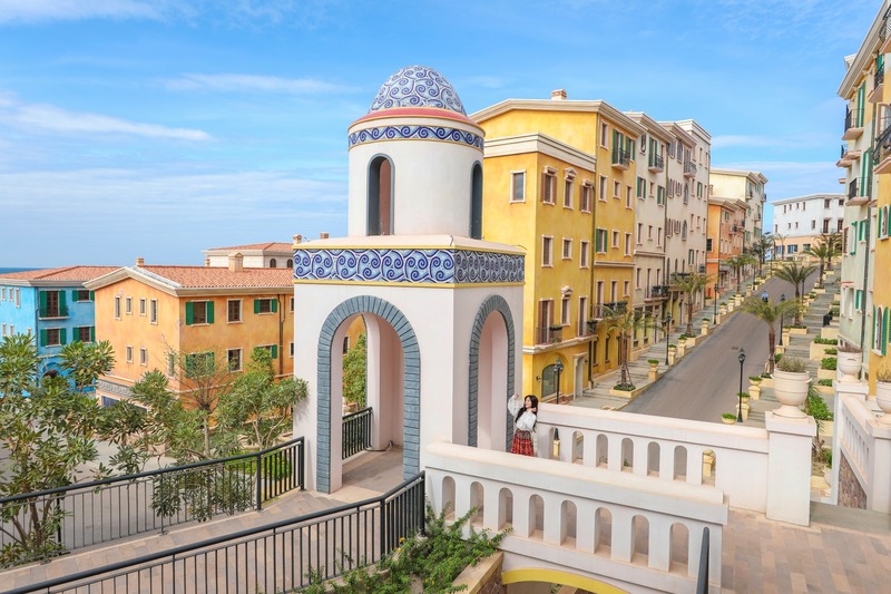 Tháp bút chì có màu sắc tươi sáng mang đậm nét kiến trúc Địa Trung Hải