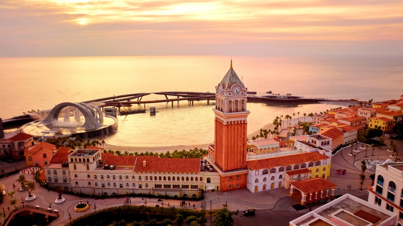 Hoàng hôn đẹp tuyệt vời nhìn từ bãi biển Sunset Town Phú Quốc