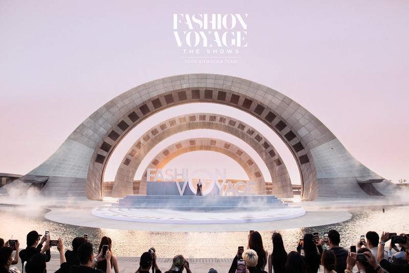 Show diễn thời trang Fashion Voyage đẳng cấp hàng đầu Việt Nam trên sân khấu đa phương tiện Kiss of the Sea 