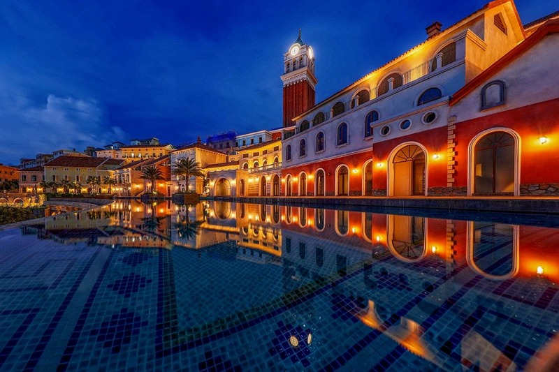 Khung cảnh khách sạn La Festa "lên đèn" lung linh về đêm