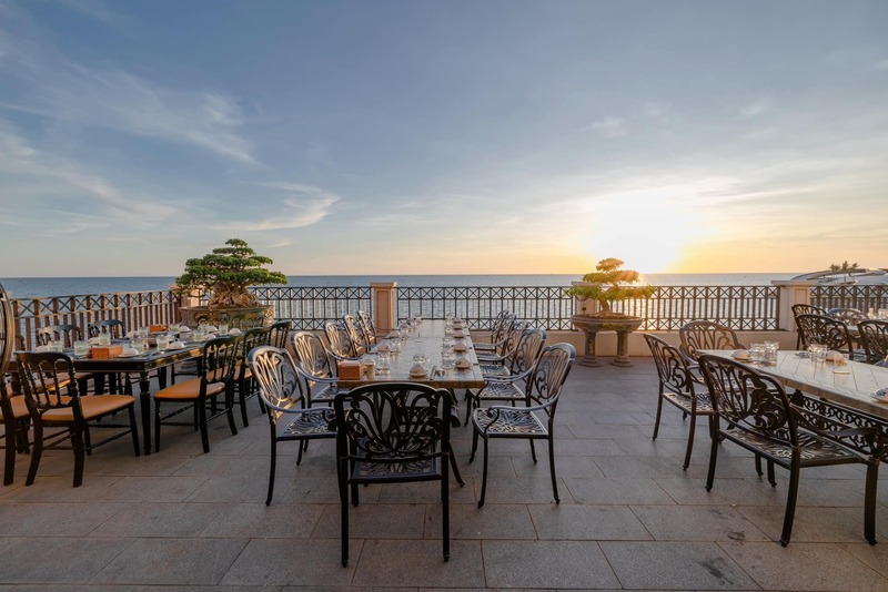 Tại Sunset Town có nhiều nhà hàng view biển thoải mái 