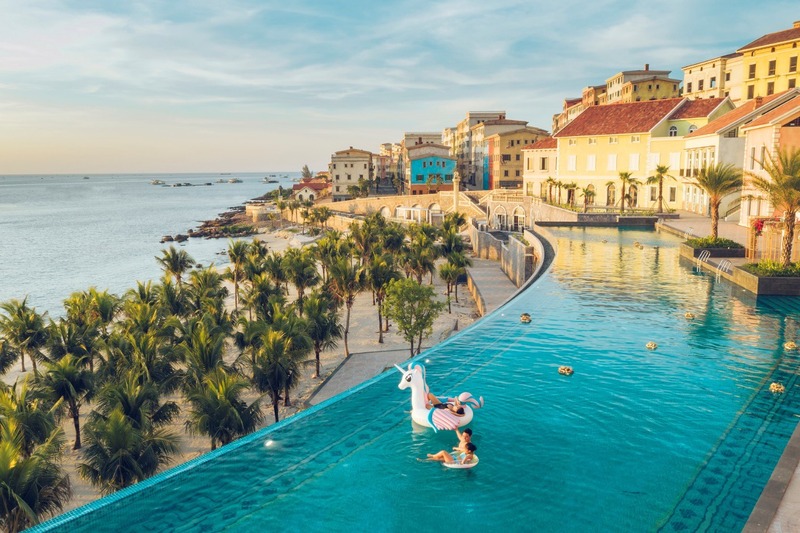 Bể bơi vô cực có tầm nhìn hướng biển rộng rãi, là nơi ngắm hoàng hôn lý tưởng tại Sunset Town