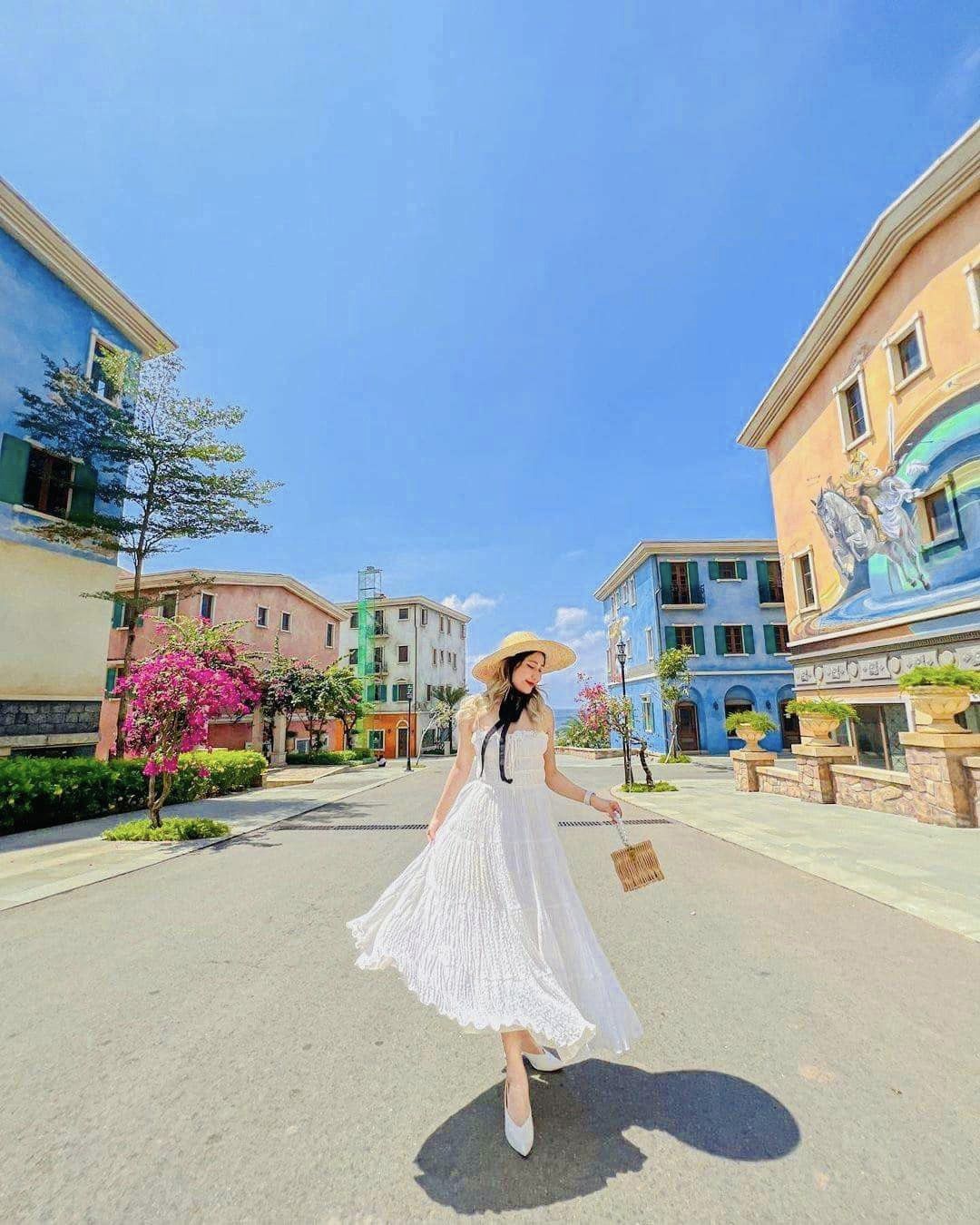 con đường ở thị trấn địa trung hải phú quốc