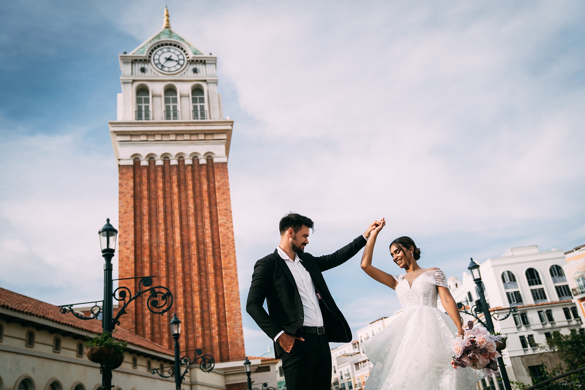 tháp đồng hồ Venice tại thị trấn Địa Trung Hải