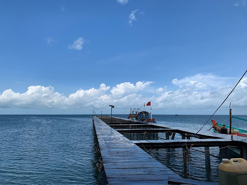 Bầu trời trong xanh tại làng chài Hàm Ninh