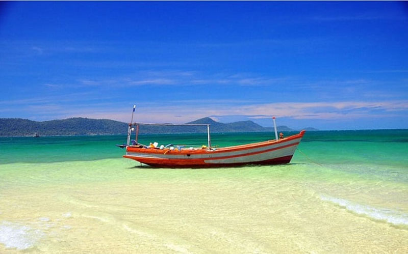 Bờ biển tại đây vẫn còn dài và đẹp, trong xanh và tự nhiên